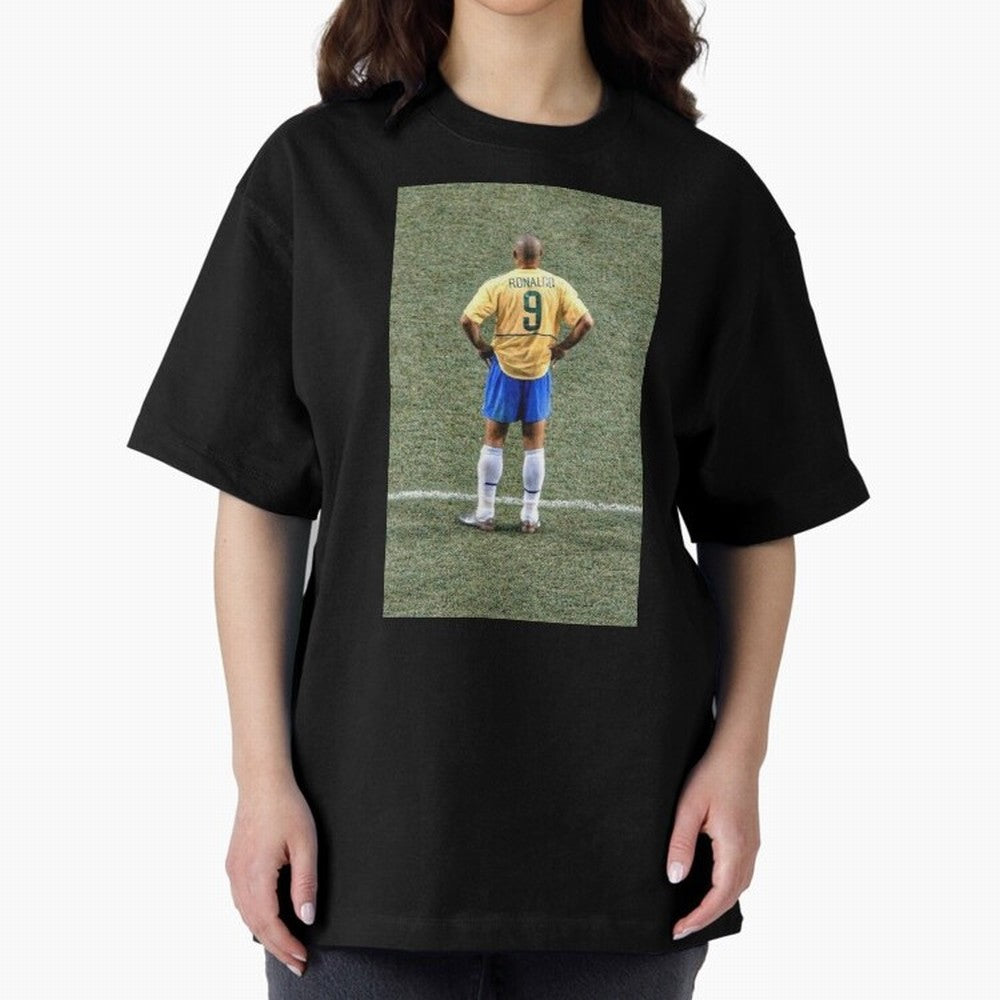 Illustration Ronaldo Luis Nazario de Lima Oversized T-Shirt Experience the Global Stage of FIFA World Cup 2026 Group Stage for Fans of Messi and Cristiano Ronaldo and England, Bringing Vintage Soccer Flavor, Modern Football Stars, National Flags